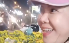 Chiều cuối năm, Việt Hương livestream phụ bà con bán bông Tết