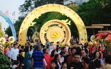 Live: Người dân bắt đầu đổ về các khu vực trung tâm vui chơi và chờ bắn pháo hoa đêm giao thừa