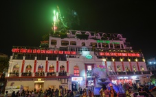 Người dân bắt đầu đổ về trung tâm vui chơi và chờ pháo hoa giao thừa