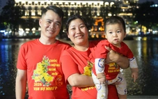 Người dân đổ về trung tâm vui chơi, nhiều nơi đã bắn pháo hoa sớm trước giao thừa