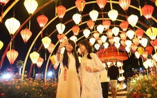 Người dân đổ về trung tâm vui chơi, nhiều nơi đã bắn pháo hoa sớm trước giao thừa