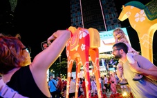 Người dân đổ về trung tâm vui chơi, nhiều nơi đã bắn pháo hoa sớm trước giao thừa