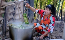 Mùng 1 Tết cả nhà quây quần gói bánh Tét, ăn thịt heo kho tàu