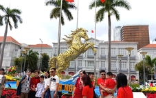 Đường hoa Tết Đà Nẵng chật kín người, Bảo tàng hút khách, lì xì vé đầu xuân