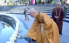 Hòa thượng Thích Trí Quảng tưởng niệm đồng bào tử vong vì COVID-19 tại công viên số 1 Lý Thái Tổ