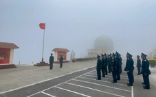 Đặc biệt thiêng liêng lễ chào cờ ngày đầu năm mới ở đỉnh núi mịt mù sương