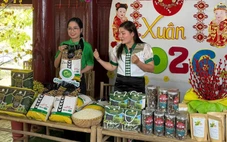 Lúa nếp vàng ruộng, người dân vùng biên mở 'phiên chợ số' đón xuân