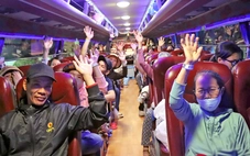 Mẹ đếm đi đếm lại số tiền trong túi, cân nhắc rất lâu trước khi lì xì Tết cho tôi