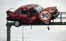 'Treo' xe tai nạn thật thay biển cảnh báo để răn đe tài xế lái ẩu