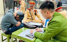 Chạy xe máy không biển số, thanh niên tông thẳng vào cảnh sát tại chốt đo nồng độ cồn