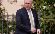 Em trai vua Charles bị bắt vì tuồn tài liệu mật cho Epstein