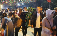 Nửa đêm chen chân xin lộc ở phiên chợ trăm tuổi, chỉ họp một đêm mỗi năm