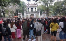 ‘Mùng 3 Tết thầy’, Văn Miếu - Quốc Tử Giám đông nghẹt người
