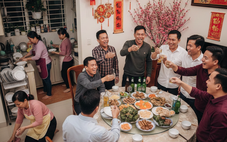 Cùng chung mâm cơm Tết, sao mà đàn ông ngồi nhậu, phụ nữ cắm mặt rửa chén, dọn dẹp!