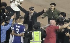 Cầu thủ Thái Lan chạy trốn thục mạng trên sân Indonesia