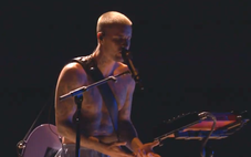 Justin Bieber mặc quần đùi diễn ở Grammy