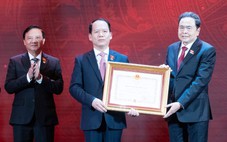 Chủ tịch Quốc hội Trần Thanh Mẫn trao Huân chương Độc lập tặng Ủy ban Pháp luật và Tư pháp