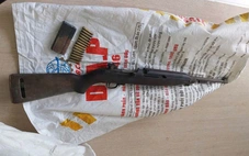 Dọn đẹp nhà ăn Tết, phát hiện súng cùng 14 viên đạn trong tủ thờ