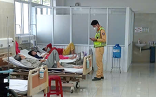 Cháu bé sốt cao, ói mửa trên quốc lộ: Cảnh sát dùng xe đặc chủng đưa đi cấp cứu