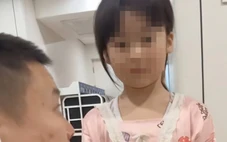 Bé gái 7 tuổi một mình chăm sóc cha nằm viện, lay động trái tim hàng triệu người