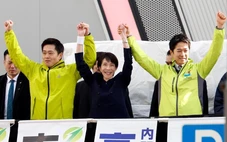 Bà Takaichi được người ủng hộ bắt tay mạnh đến mức bị sưng, phải hủy lịch lên TV