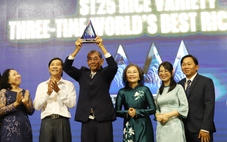 Ông Hồ Quang Cua nâng cúp ‘Gạo ngon nhất thế giới’ ngay tại Cần Thơ