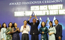 Ông Hồ Quang Cua nâng cúp ‘Gạo ngon nhất thế giới’ ngay tại Cần Thơ