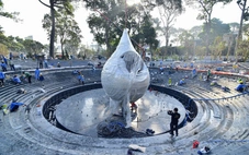 Lắp biểu trưng hình giọt nước tại công viên số 1 Lý Thái Tổ