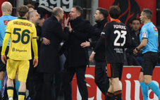 HLV Fabregas bị chỉ trích là 'đồ trẻ con' sau hành vi ngăn cản cầu thủ AC Milan lui về phòng ngự