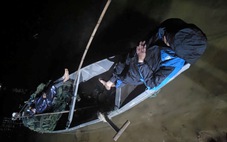 Nhói lòng phút nghỉ ngơi của những người 'bỏ Tết' tìm người mất tích sau vụ lật đò