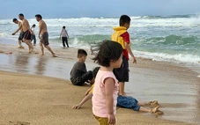 Cứu 2 du khách bị sóng cuốn ra xa bờ khi tắm biển Tuy Hòa