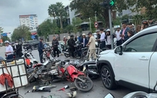Ô tô tông loạt xe máy dừng đèn đỏ đường Lê Hồng Phong, hai người nhập viện