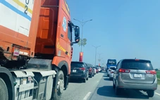 Cao tốc thi công mở rộng, xe nối đuôi thành hàng dài trên quốc lộ 1 qua miền Trung
