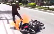Giữ người trong trường hợp khẩn cấp với thanh niên phóng hỏa đốt xe máy khi CSGT dừng xe kiểm tra