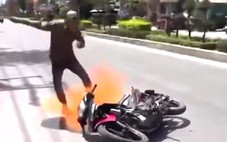 Bị cảnh sát giao thông dừng xe kiểm tra, thanh niên phóng hỏa đốt luôn xe máy