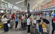 Mùng 5, Tết Tân Sơn Nhất duy trì đón 170.000 lượt khách, vé máy bay vào Nam đắt đỏ