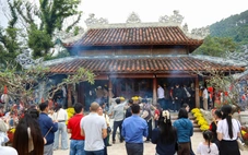 Mùng 6 Tết, hàng ngàn người dân đến chiêm bái ngôi đền thiêng dưới chân đèo Ngang