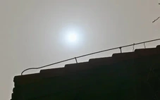 'Mặt trời xanh' lạ thường xuất hiện giữa bão cát ở Bắc Kinh