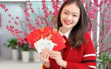 Trao nhau tờ vé số trong bao lì xì