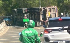 Xe ben lật chắn ngang đèo Cù Hin, giao thông từ sân bay Cam Ranh đến Nha Trang ùn ứ