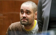 Con trai Rob Reiner không nhận tội sát hại cha mẹ, nhìn 'chằm chằm' thẩm phán tại tòa