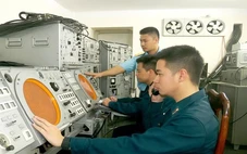 Lính canh trời đón Tết giữa trùng khơi