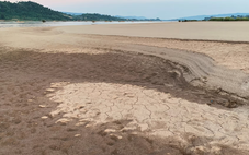 Mực nước sông Mekong xuống thấp kỷ lục, người dân Thái đi bộ được qua Lào