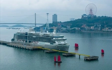 Tiệc âm nhạc chào đón gần 700 du khách trên siêu du thuyền đến Hạ Long