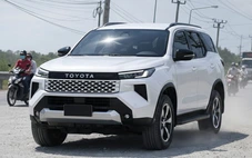 Toyota Fortuner 2026 lộ thêm ảnh chạy thử: Dáng gây tranh cãi nhưng nội thất có thể giống Prado