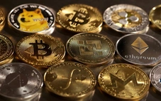 Đọc nhanh 25-2: Bitcoin 'trượt dài'; sếp một doanh nghiệp bị bắt vì làm giả tài liệu