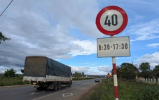 Biển hạn chế tốc độ dày đặc trên quốc lộ 19: Sở Xây dựng đôn đốc vì mãi chưa nhổ được