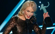 10 ngôi sao mặc đẹp nhất lịch sử SAG Awards