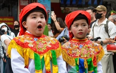 ‘Con đĩ đánh bồng’ gây sốt hội làng Triều Khúc