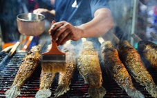 Đỏ lửa xuyên đêm nướng hàng ngàn cá lóc cho ngày vía Thần Tài